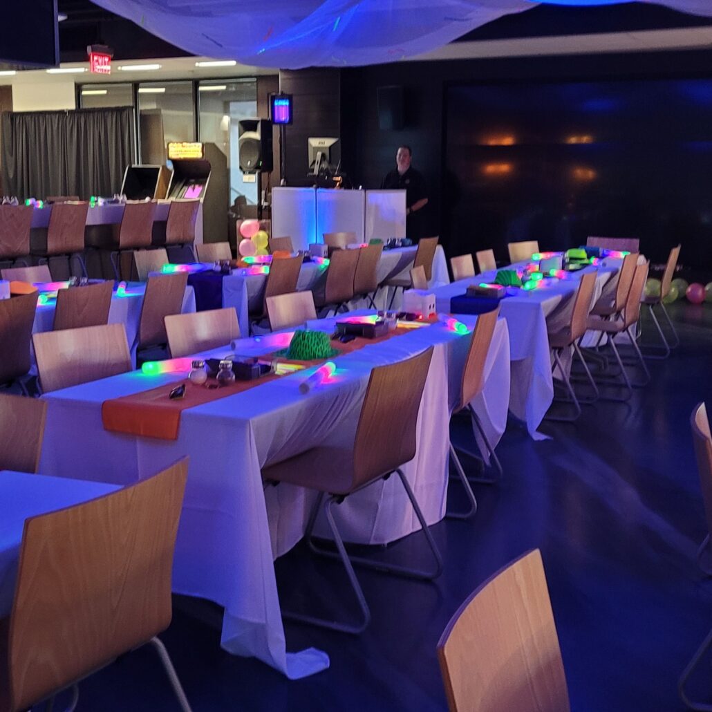 a room filled with lots of tables and chairs