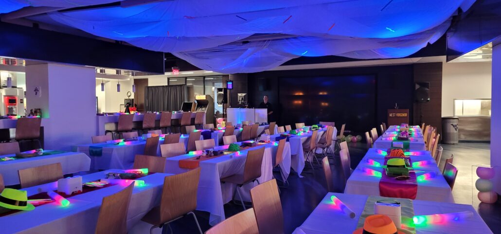 a room filled with lots of tables and chairs