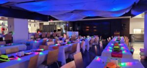 a room filled with lots of tables and chairs