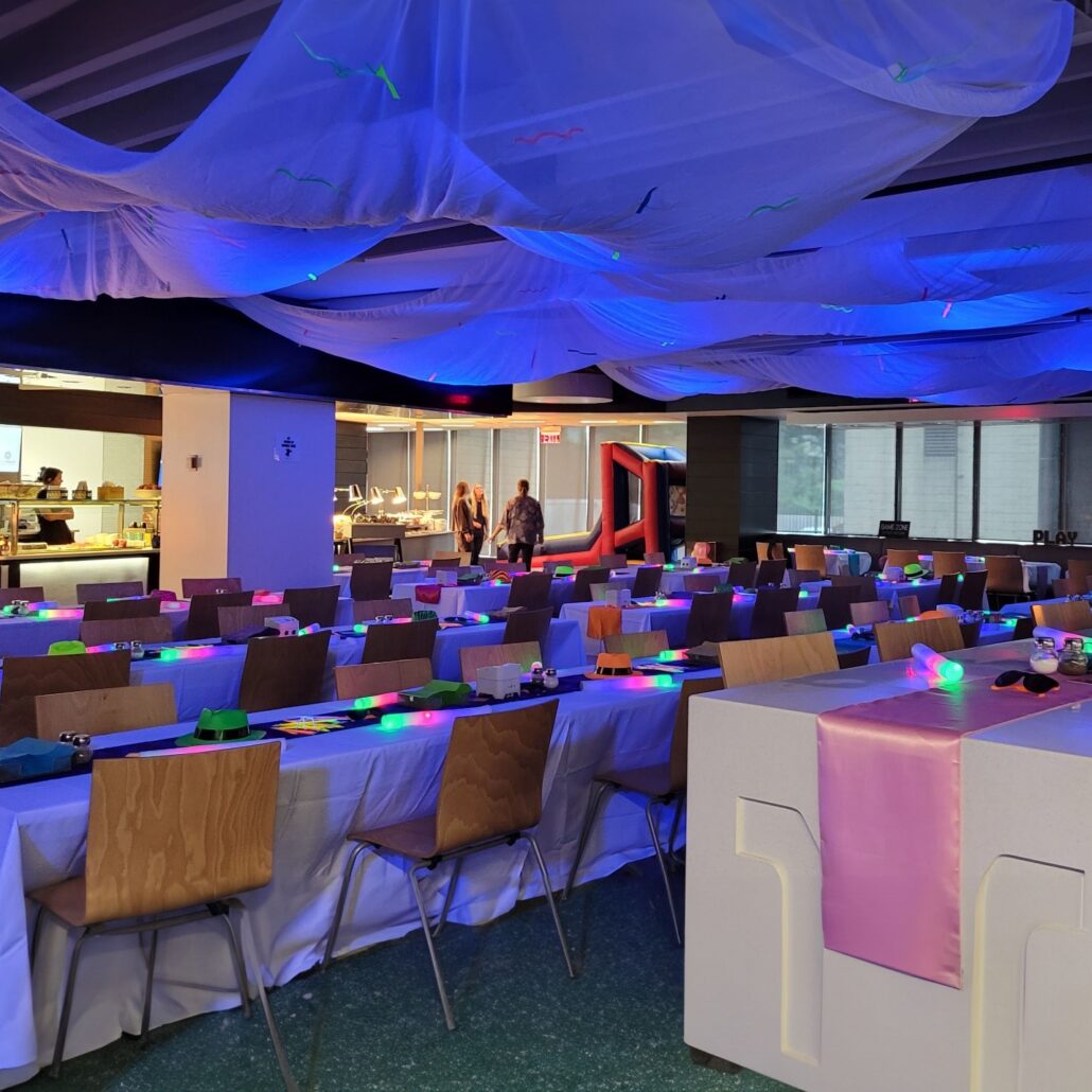 a room filled with lots of tables and chairs